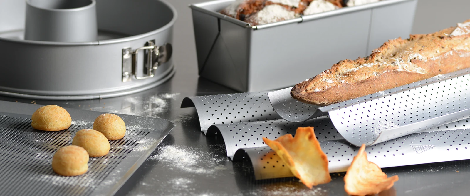Натюрморт PATISSE: формы, противни и готовая выпечка